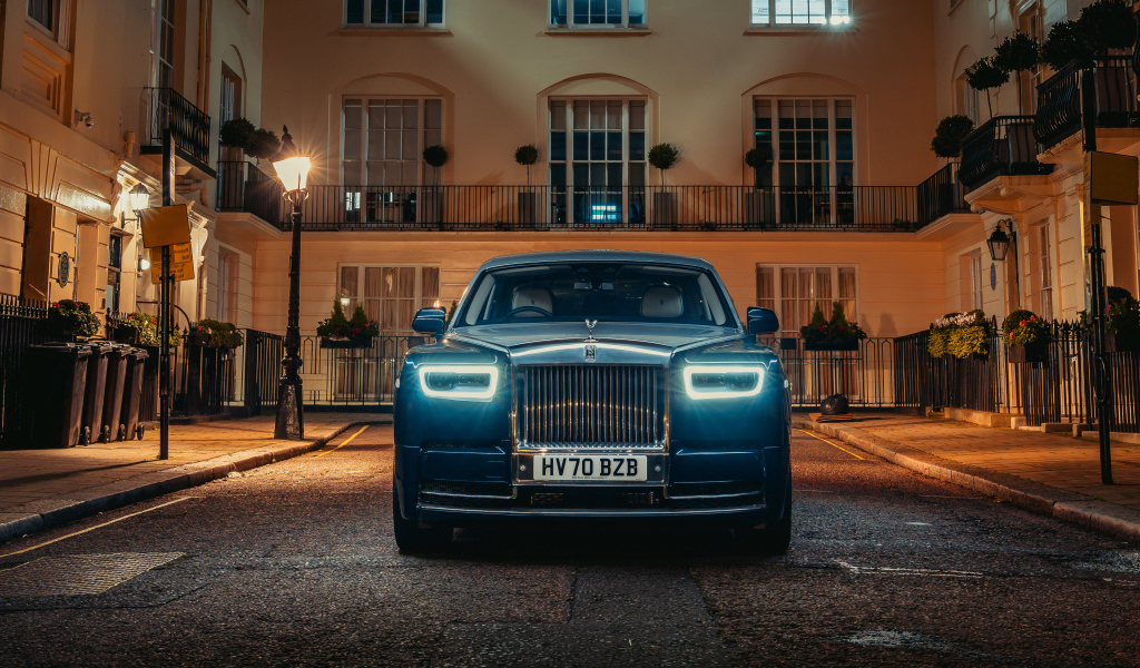 Стильный автомобиль Rolls-Royce Phantom Extended, 2021 года вид спереди