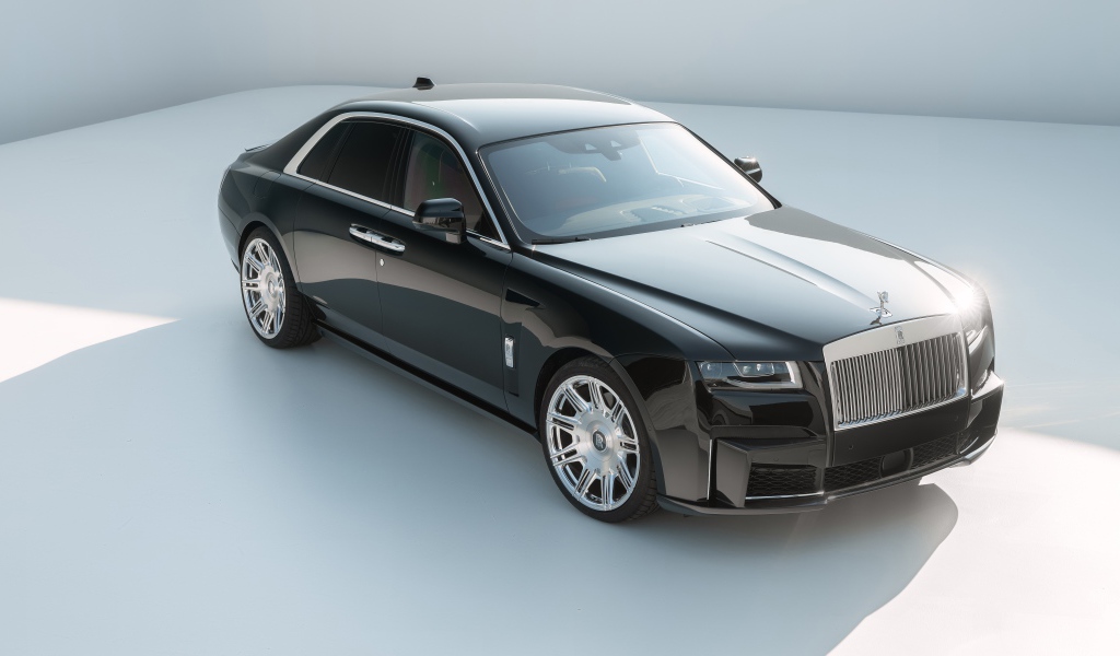 Стильный дорогой автомобиль Rolls-Royce Ghost 2021 года