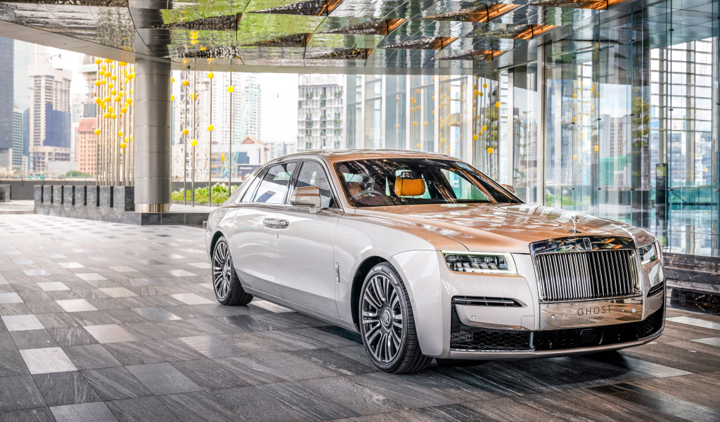 Стильный дорогой автомобиль  Rolls-Royce Ghost EWB 2021 года в здании