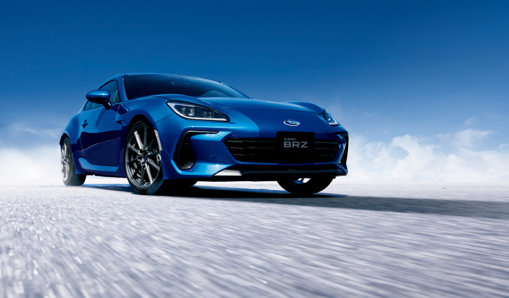 Синий автомобиль Subaru BRZ 2021 года на трассе