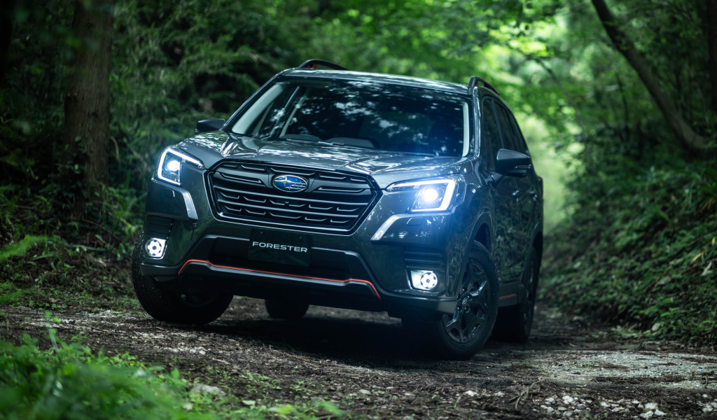 Внедорожник Subaru Forester X-Break 2021 года с включенными фарами