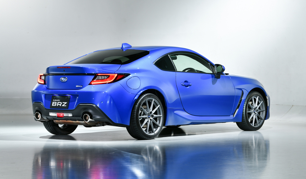Синий автомобиль Subaru BRZ 2021 года вид сзади