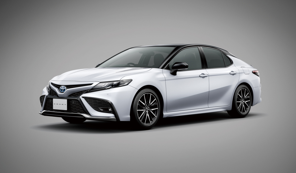 Автомобиль Toyota Camry 2021 года на сером фоне