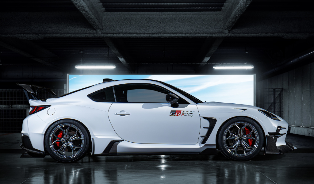 Белый автомобиль Toyota GR 86 GR Parts Concept 2021 года вид сбоку