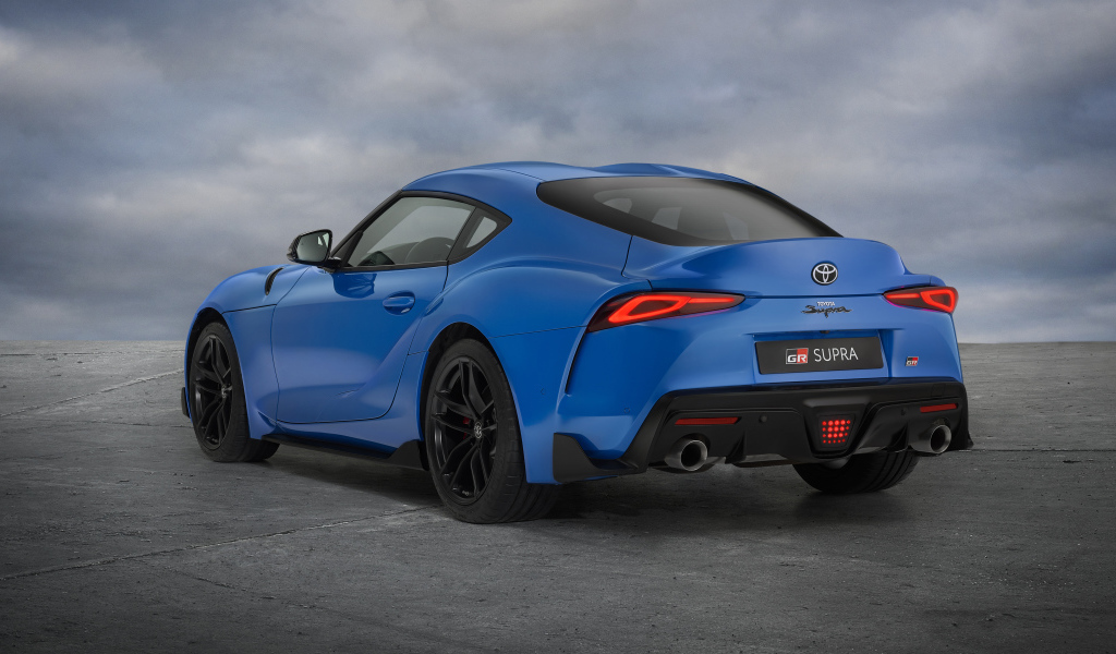 Автомобиль Toyota GR Supra. 2021 года вид сзади