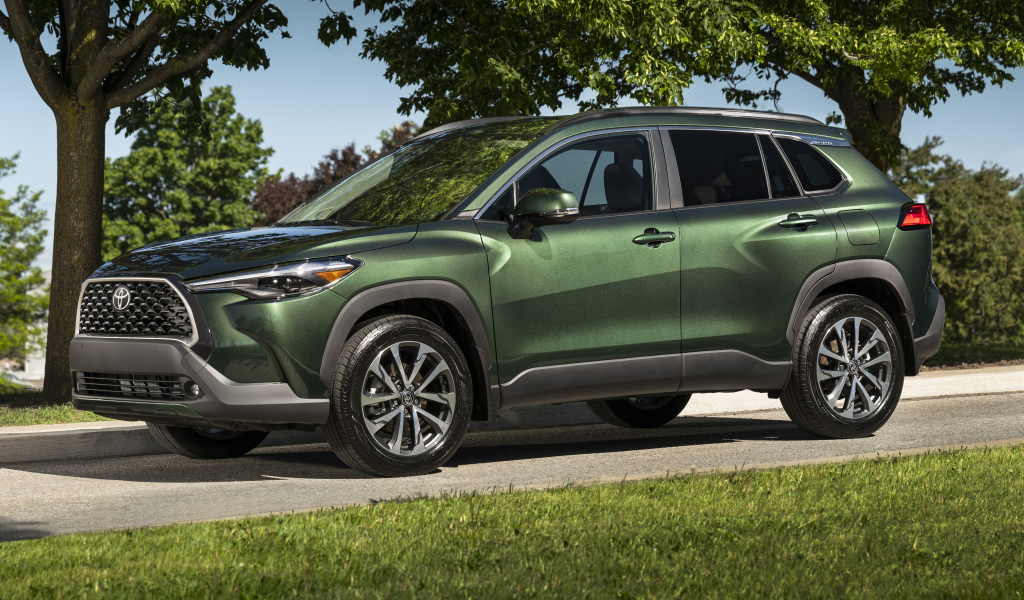 Зеленый автомобиль Toyota Corolla Cross XLE AWD, 2022 года