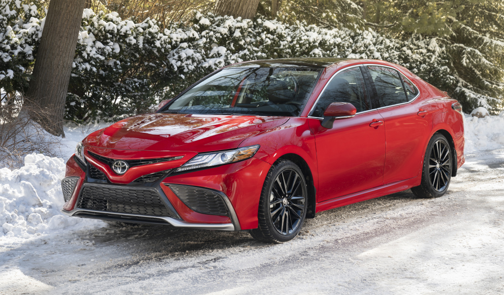 Красный автомобиль  Toyota Camry XSE AWD, 2021 года зимой