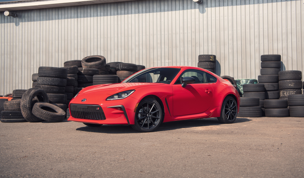 Красный автомобиль Toyota GR 86 Premium, 2022 года