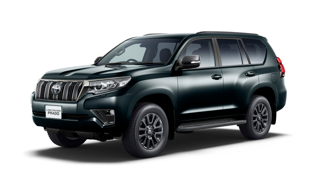 Внедорожник Land Cruiser Prado TX L, 2021 года на белом фоне