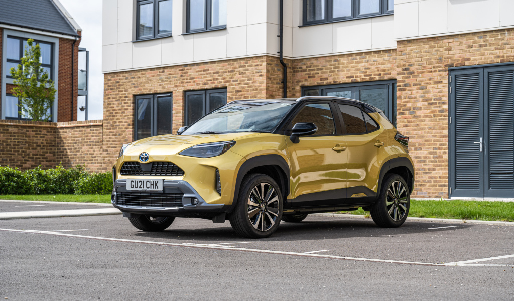 Внедорожник Toyota Yaris  у дома