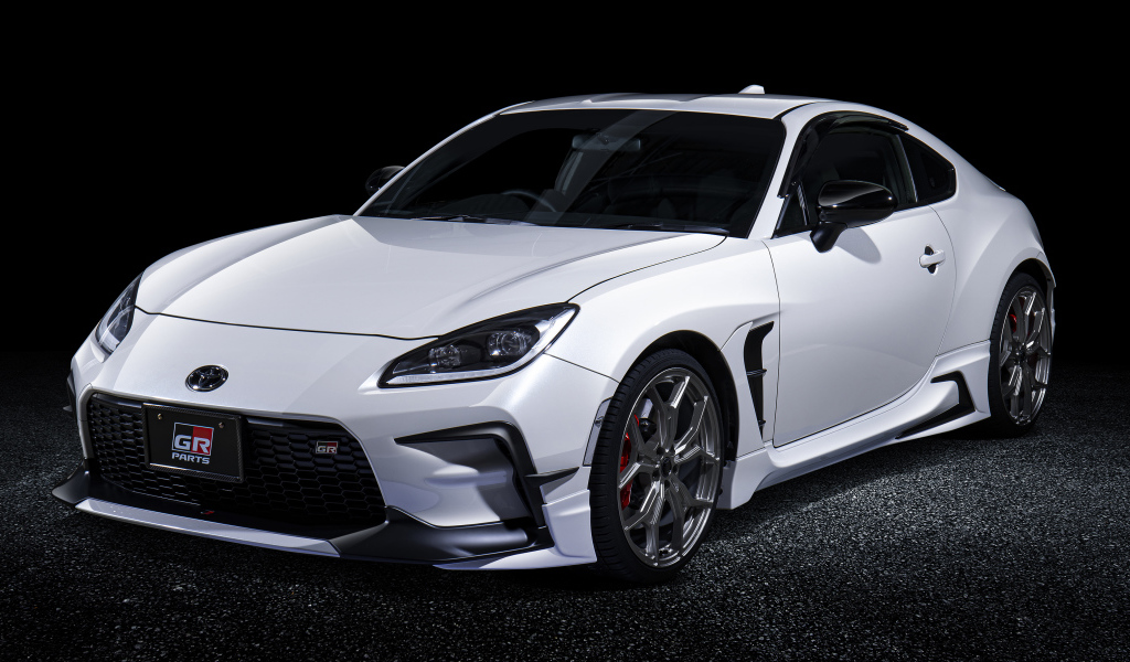 Белый автомобиль Toyota GR 86 GR With GR Parts 2021 года на черном фоне