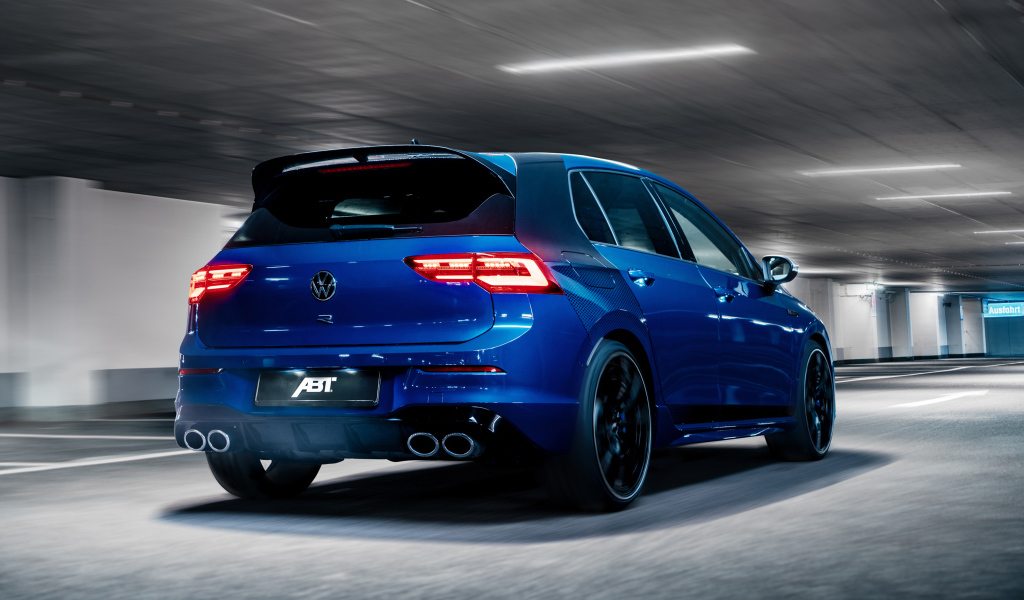 Синий кроссовер ABT Volkswagen Golf R 2021 года вид сзади