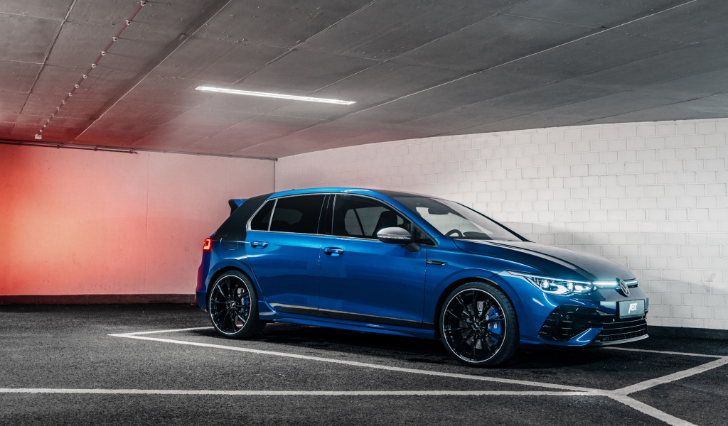 Синий автомобиль ABT Volkswagen Golf R 2021 года на парковке