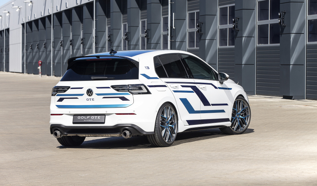 Автомобиль Volkswagen Golf GTE Skylight 2021  года вид сзади