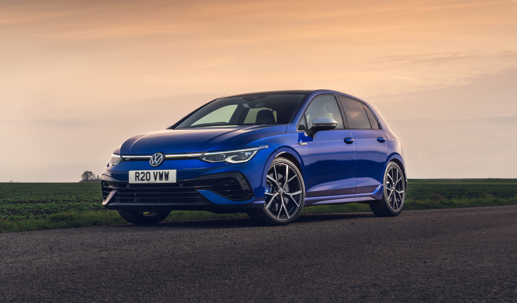 Синий автомобиль Volkswagen Golf R 2021 года