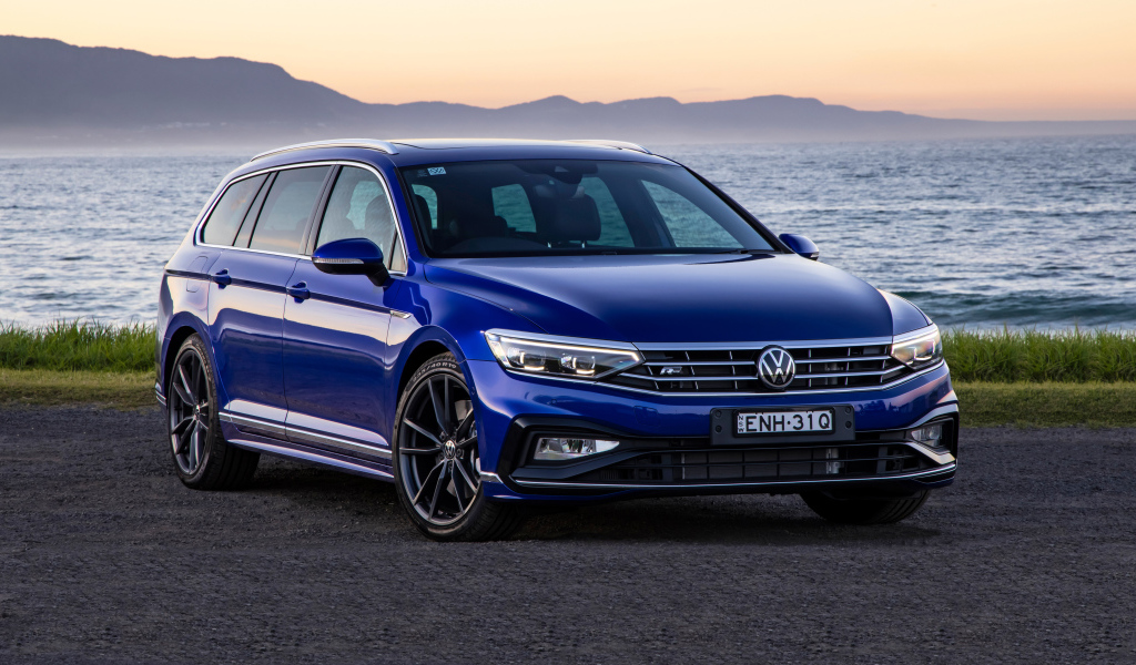Синий автомобиль Volkswagen Passat R-Line Variant 2021 года у воды