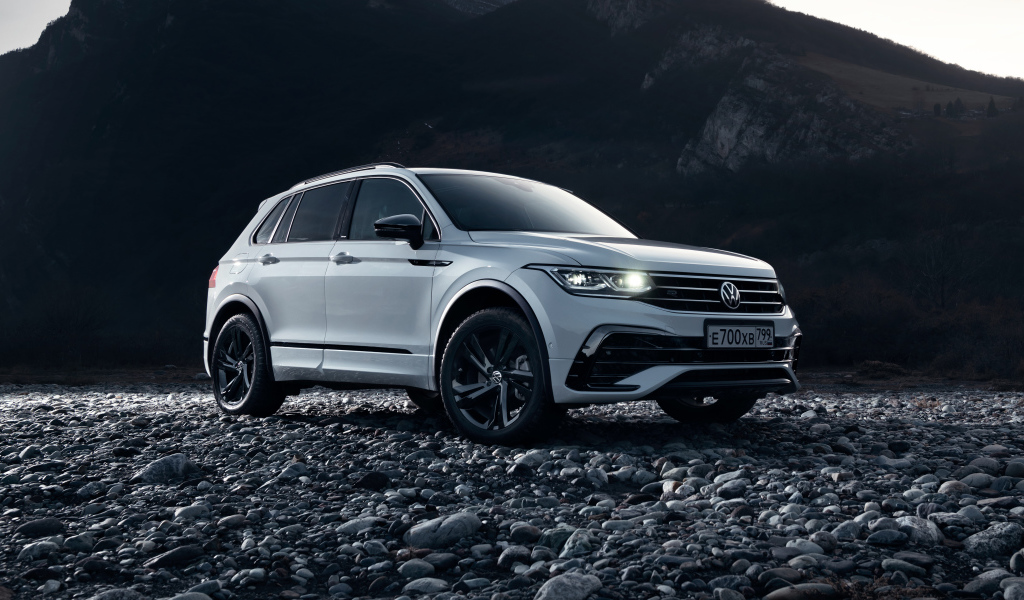 Внедорожник Volkswagen Tiguan 4MOTION R-Line 2021 года в горах