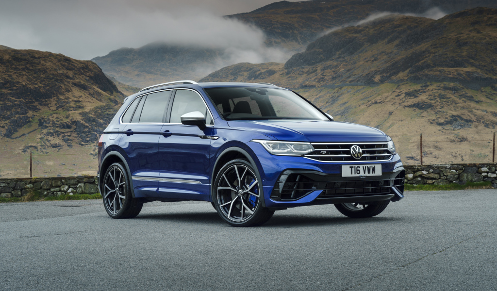 Синий кроссовер Volkswagen Tiguan R 2021 года на фоне гор