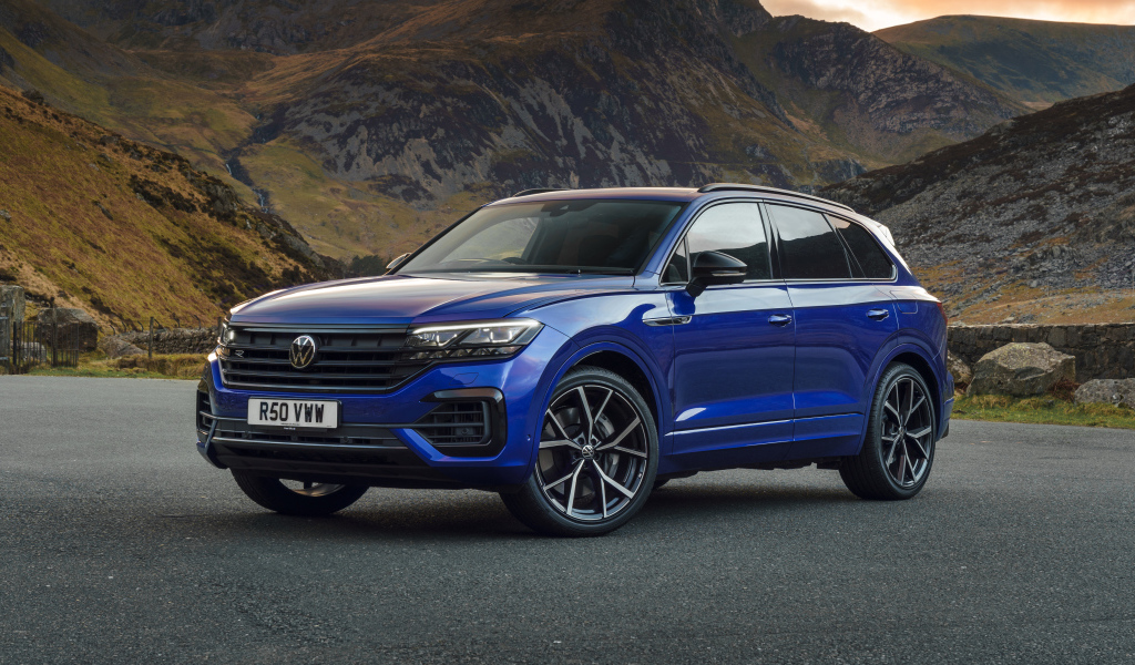 Внедорожник Volkswagen Touareg R E Hybrid 2021 года у гор