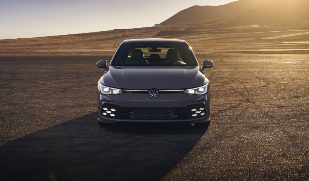 Автомобиль Volkswagen Golf GTI, 2022 года в пустыне