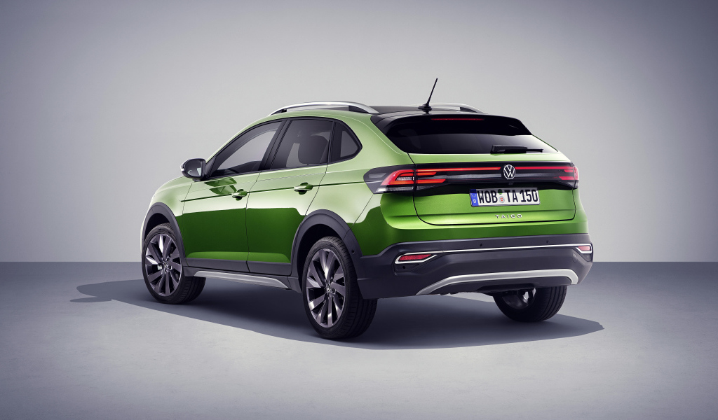 Зеленый Volkswagen Taigun 2021 года вид сзади