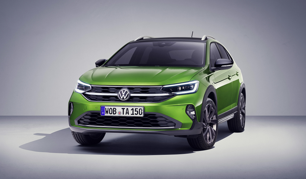 Зеленый стильный Volkswagen Taigo 2021 года на сером фоне