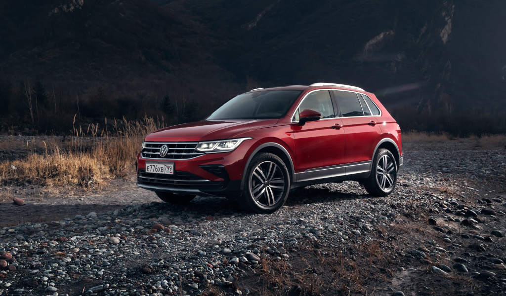 Красный внедорожник Volkswagen Tiguan 4MOTION 2021 года в горах