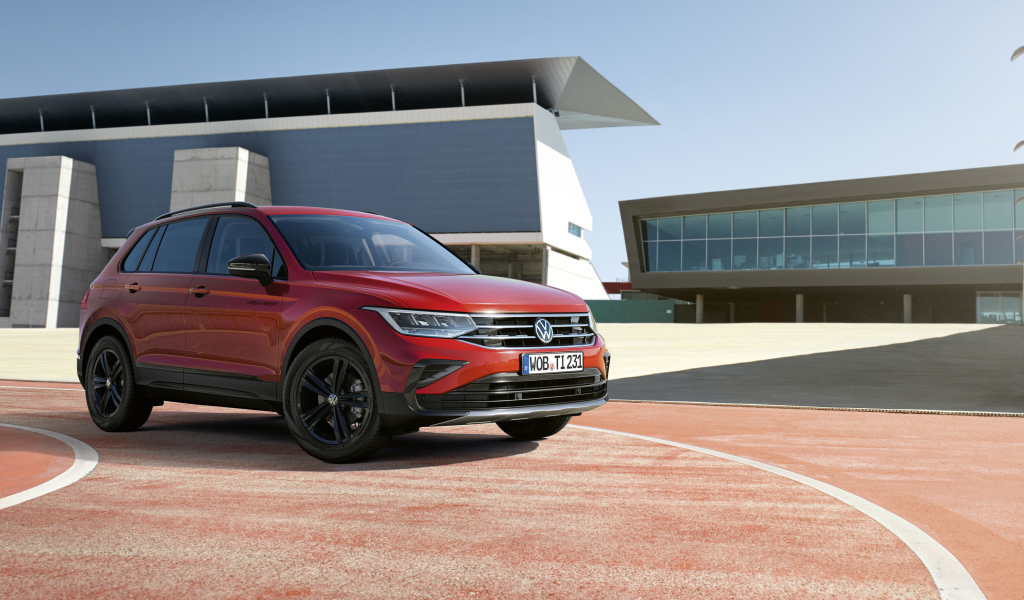 Красный внедорожник Volkswagen Tiguan Urban Sport 2021 года