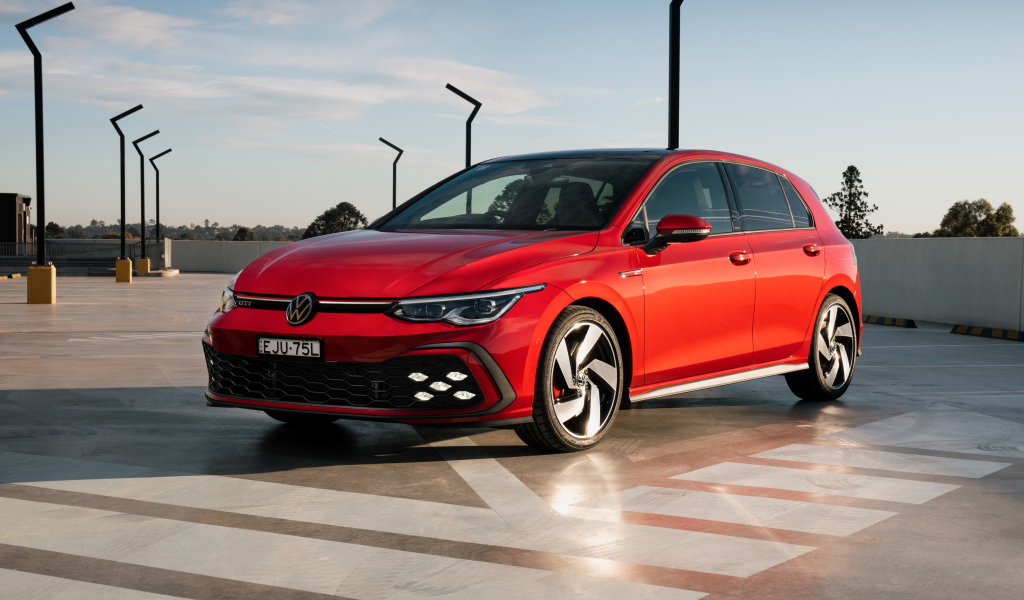 Красный Volkswagen Golf GTI 2021 года