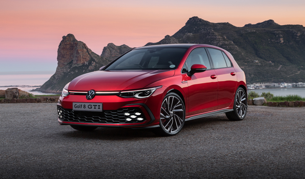 Красный Volkswagen Golf GTI 2021 года на фоне гор