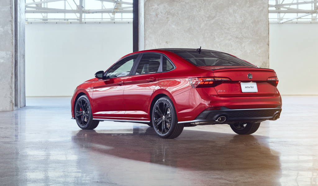 Красный автомобиль Volkswagen Jetta GLI, 2022 года вид сзади
