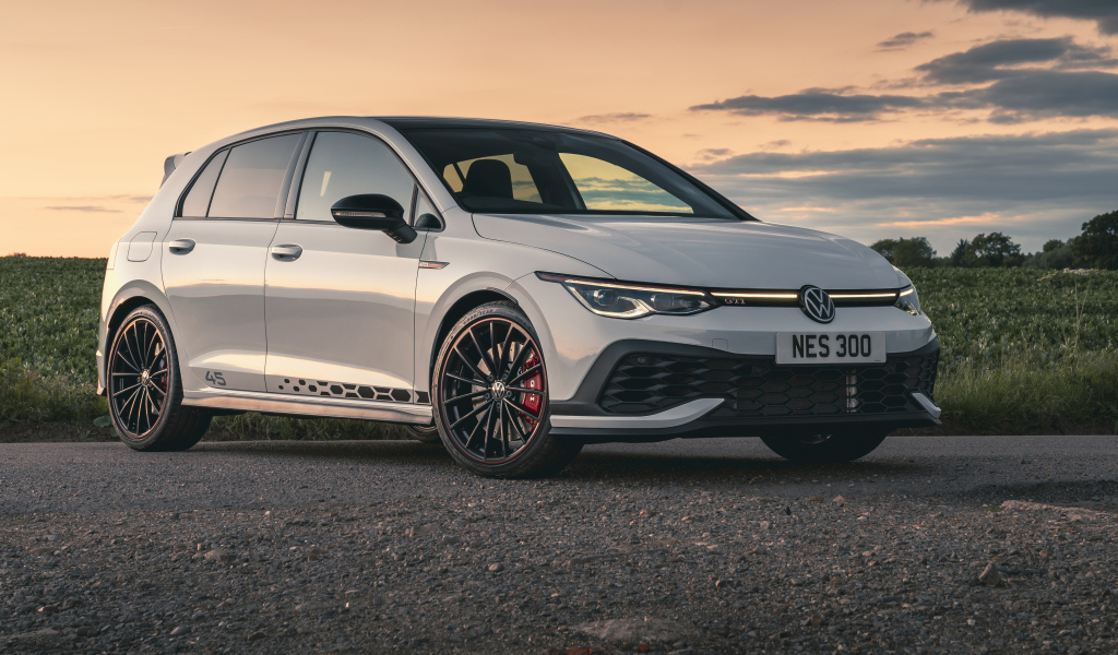 Серебристый Volkswagen Golf GTI Clubsport 45, 2021 года