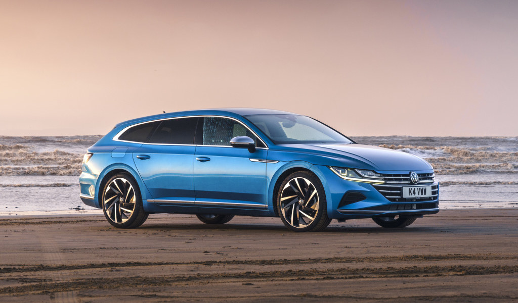 Автомобиль Volkswagen Arteon Shooting Brake Elegance  на фоне моря