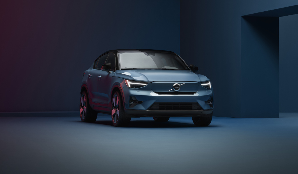 Автомобиль Volvo C40 Recharge 2021 года на синем фоне