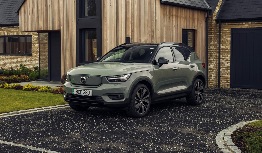 Внедорожник Volvo XC40 Recharge P8 AWD 2021 года у дома