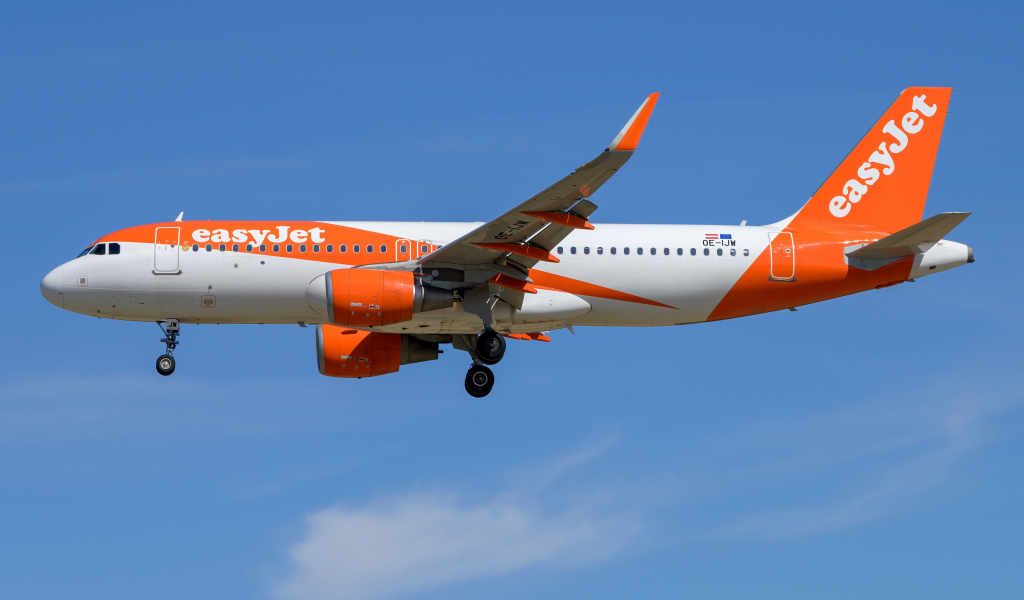 Пассажирский Airbus  A320-200S авиакомпании  EasyJet Europe в море