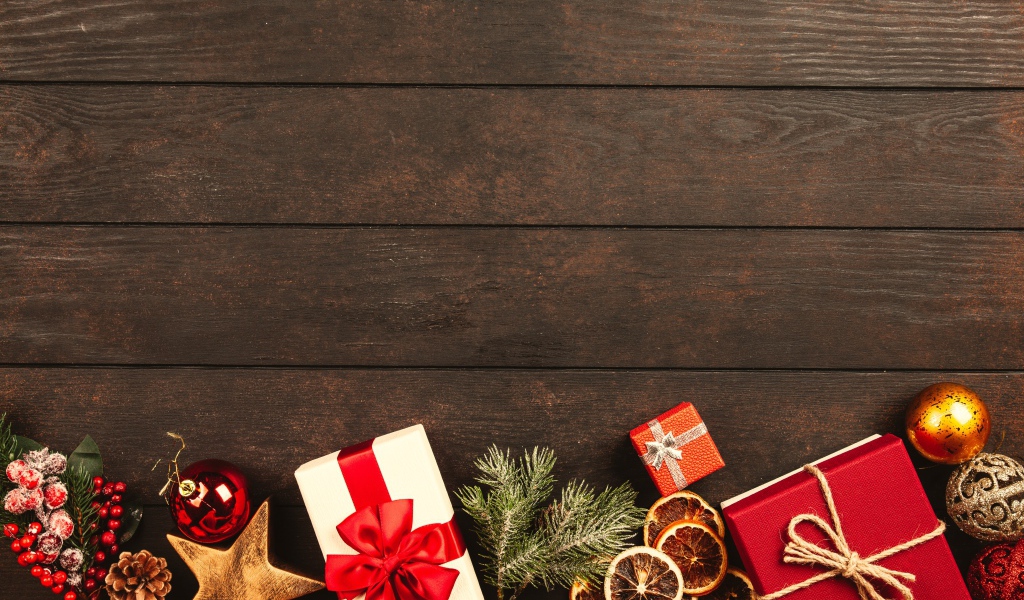 Много подарков с игрушками на деревянном фоне 