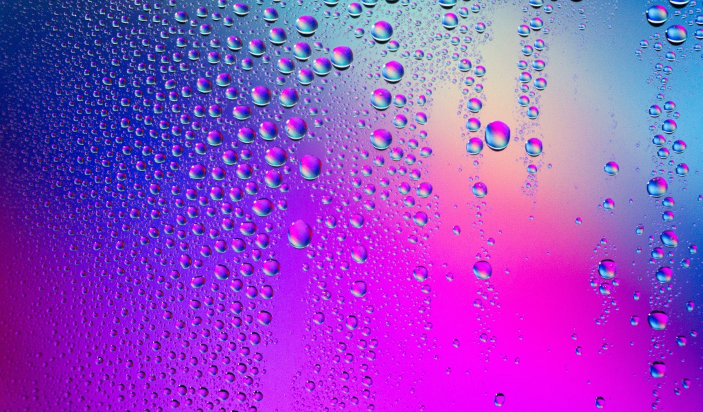 Пурпурный фон с каплями воды 