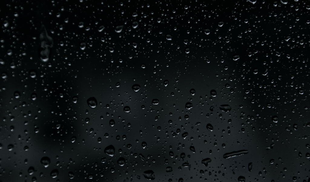 Брызги дождя на черном фоне 