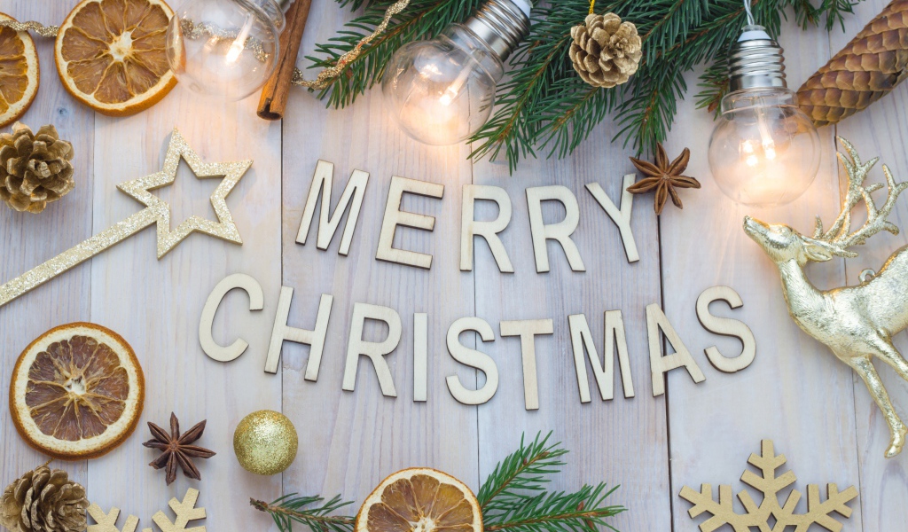 Надпись Счастливого Рождества с декором на деревянном фоне