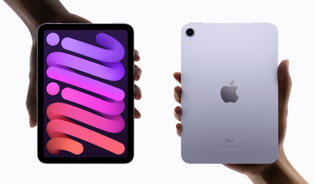 Новый стильный  iPad Mini 2021 года в руке