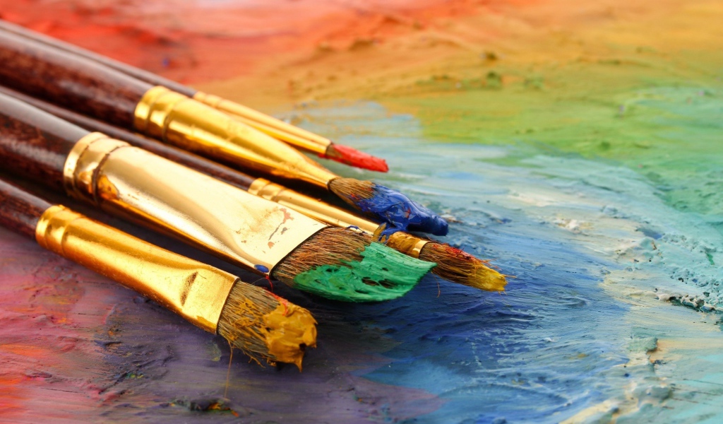 Кисточки художника в красках 