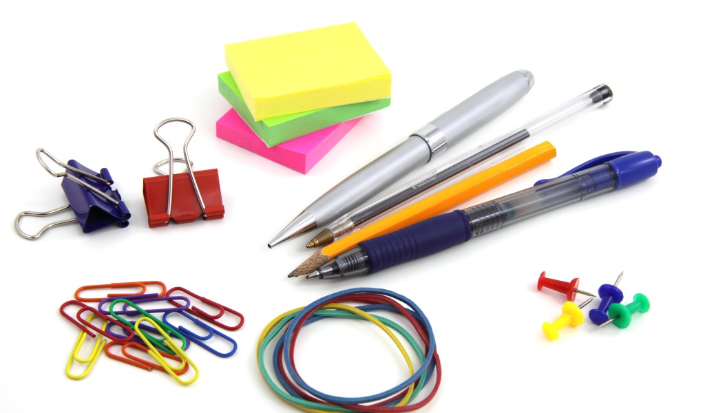 Разные канцелярские предметы на белом фоне