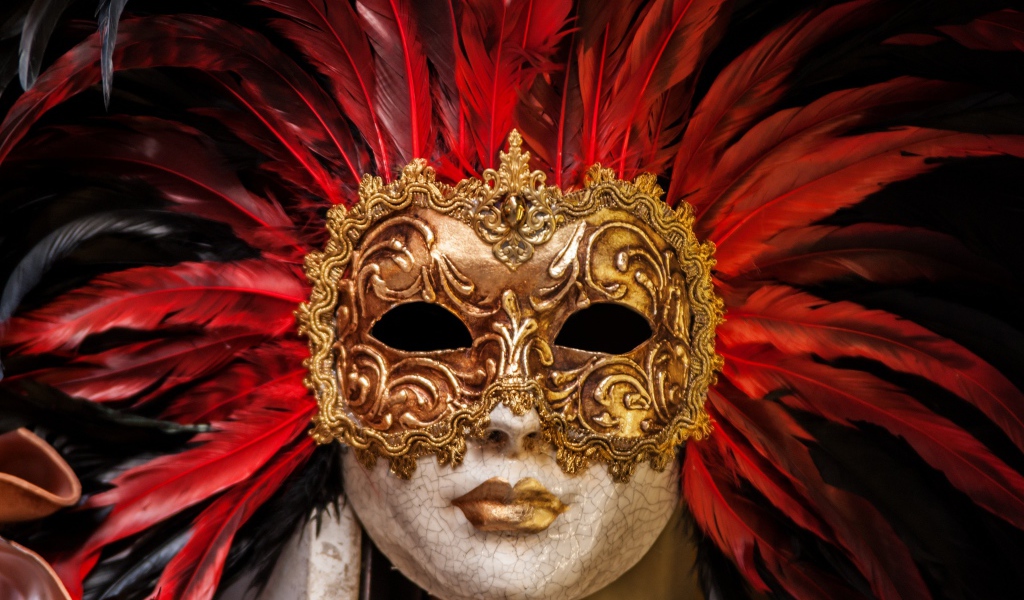 Красивая венецианская маска с перьями 