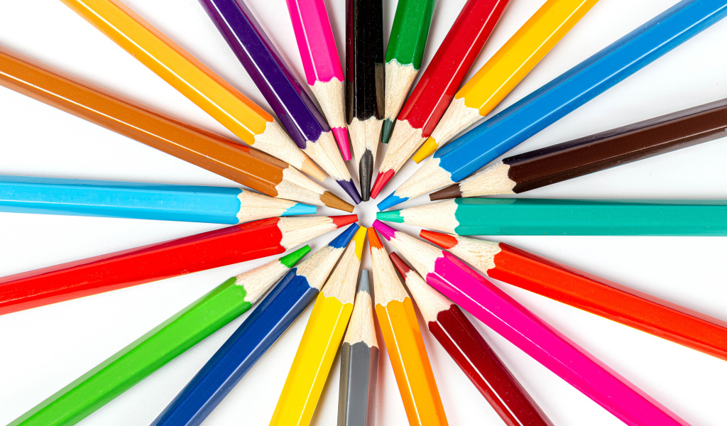 Красивые острые разноцветные карандаши на белом фоне