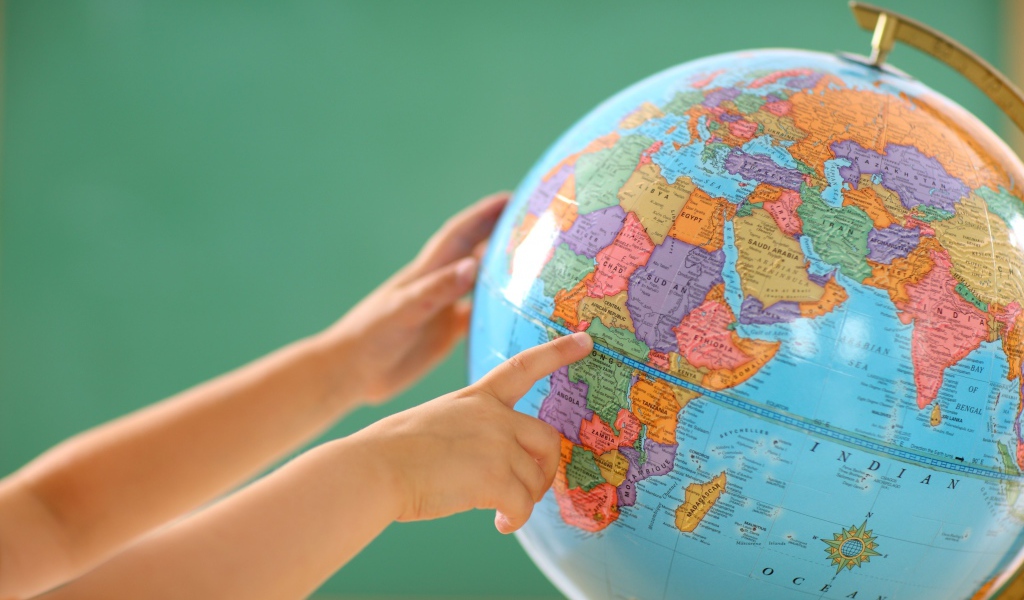 Большой глобус в школе
