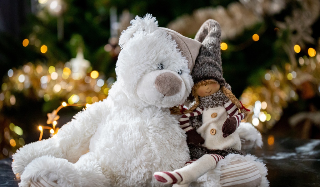 Большой белый медведь с гномом 