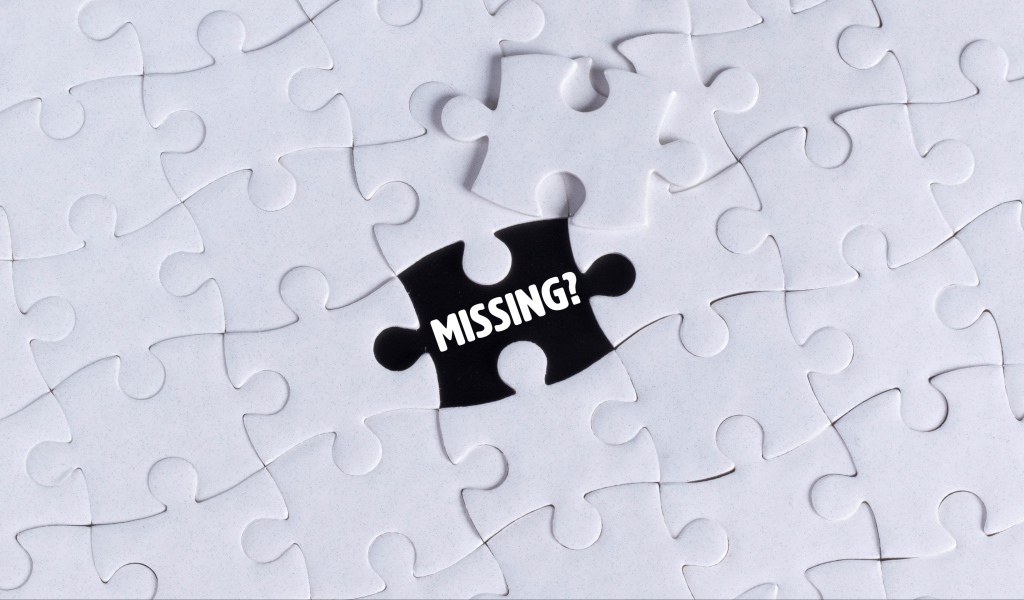 Черный пазл на белой картинке 