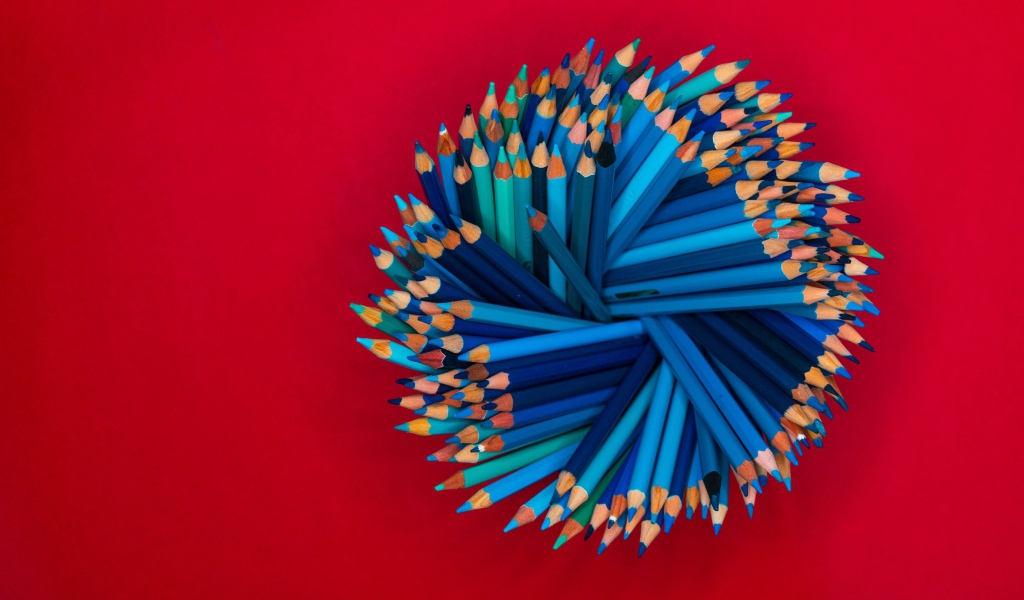 Синие карандаши на красном фоне