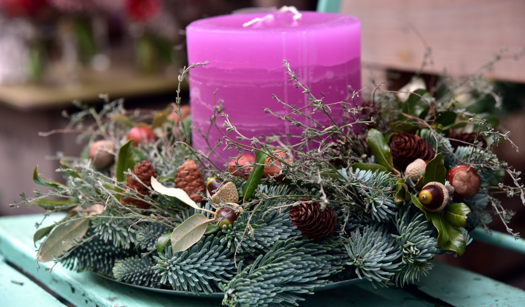 Свеча с венком на лавке 